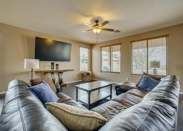 5 Mi To San Tan Mtn: San Tan Valley Group Getaway! Holiday home