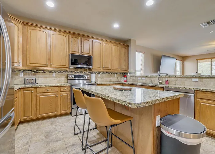 5 Mi To San Tan Mtn: San Tan Valley Group Getaway! Holiday home