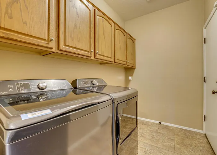 5 Mi To San Tan Mtn: San Tan Valley Group Getaway! Holiday home
